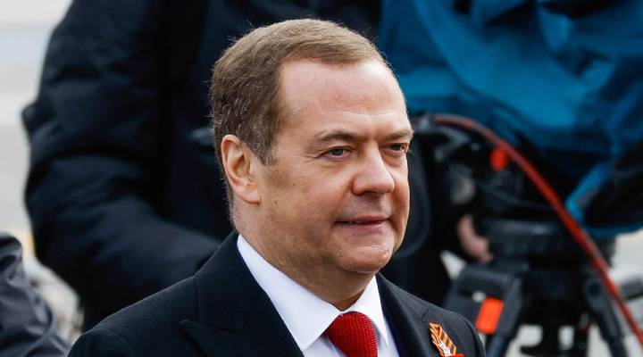 Алкаш Медведев пригрозил Международному уголовному суду в Гааге ракетным терактом
